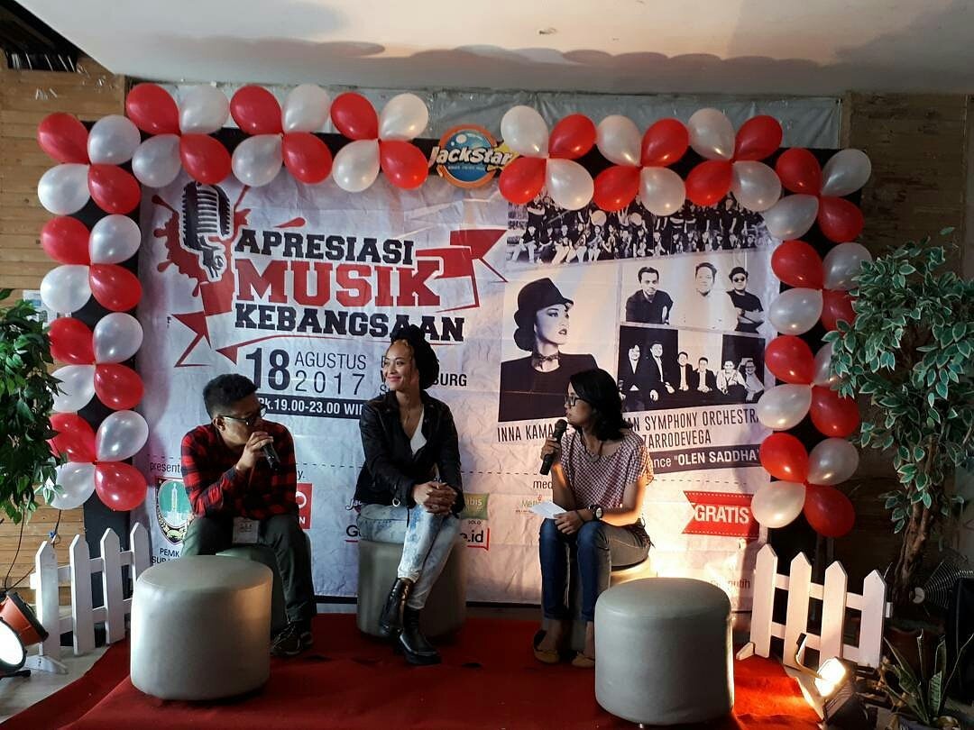 Sedang berlangsung  Meet and Greet with <a href="/INNAKAMARIE_OFC/">Inna Kamarie</a> dan @zarrodevega  di Jackstar Cafe #KotaSolo