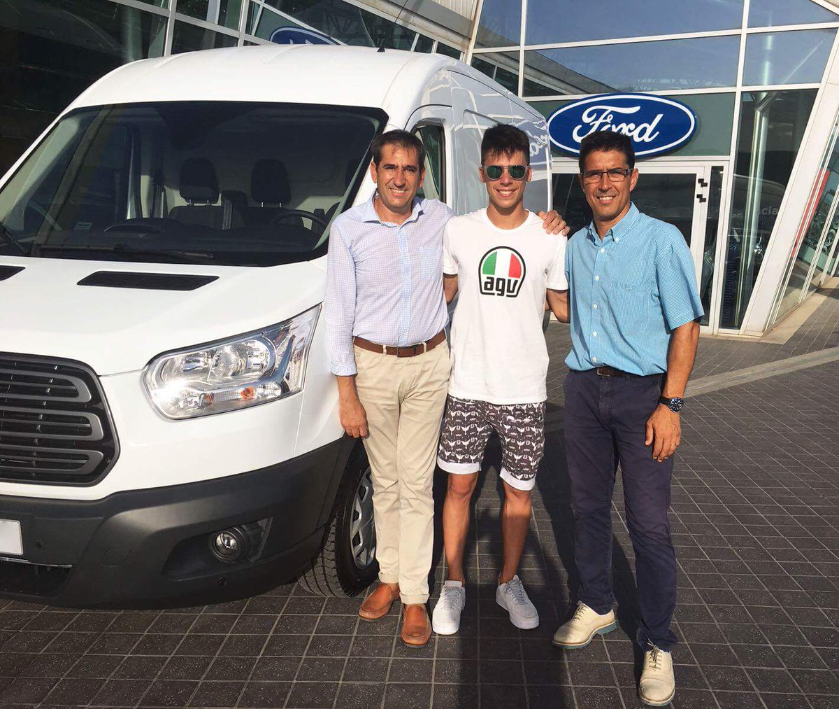 ford_inca's tweet photo. El piloto de #Moto3 @Joanmir36 ha venido a recoger su Ford Transit. ¡Disfrútala! #FordInca https://t.co/2yKJsHBURl