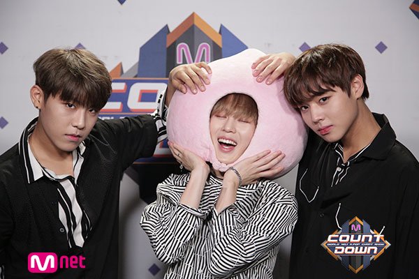 mungsoon0807's tweet photo. 엠카운트다운 MDOL투표
#MCOUNTDOWN #MDOL #분홍소세지단 #으른섹시즈 #비주얼버뮤다트라이앵글 #소두라인 https://t.co/D9IViGeyRO