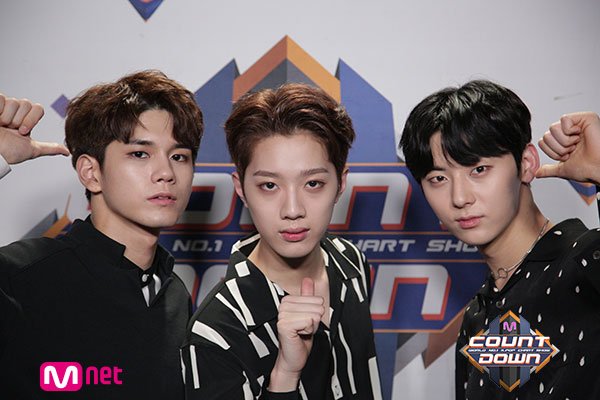 mungsoon0807's tweet photo. 엠카운트다운 MDOL투표
#MCOUNTDOWN #MDOL #분홍소세지단 #으른섹시즈 #비주얼버뮤다트라이앵글 #소두라인 https://t.co/D9IViGeyRO