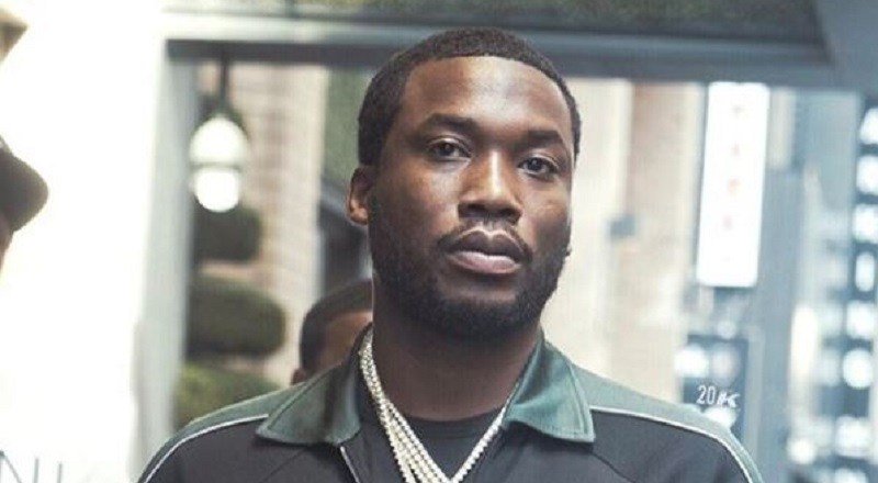 Meek Mill gets arrested for posting his dirtbike ride in NYC on Instagram Live, where… hip-hopvibe.com/2017/08/18/mee…