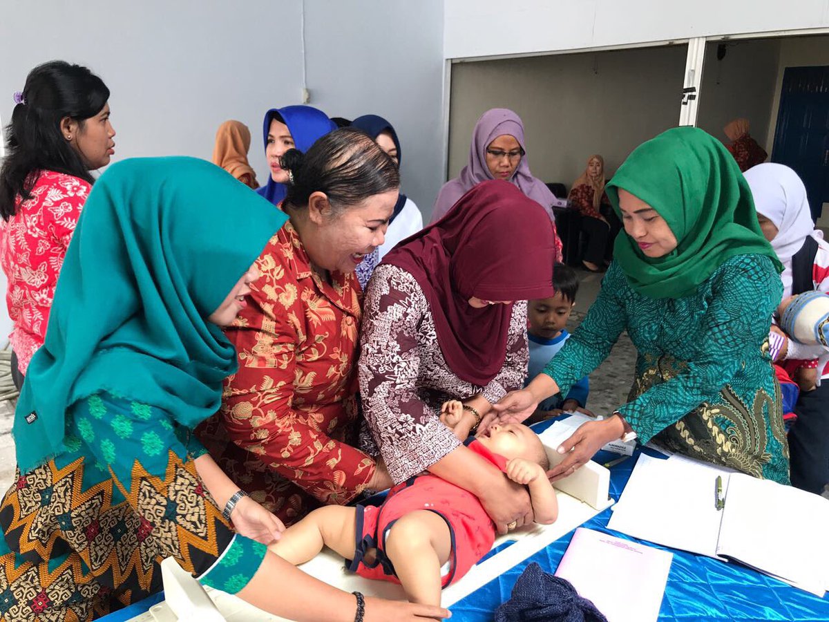 PoltekpelBrb's tweet photo. Kegiatan pemberian Vitamin A kpd bayi usia 6 bln s/d 5 th kerjasama antara Dharma Wanita Persatuan BP2IP Barombong dgn Puskesmas Barombong https://t.co/Pzntz6VWHV