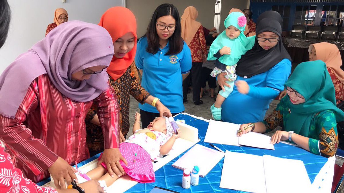 PoltekpelBrb's tweet photo. Kegiatan pemberian Vitamin A kpd bayi usia 6 bln s/d 5 th kerjasama antara Dharma Wanita Persatuan BP2IP Barombong dgn Puskesmas Barombong https://t.co/Pzntz6VWHV