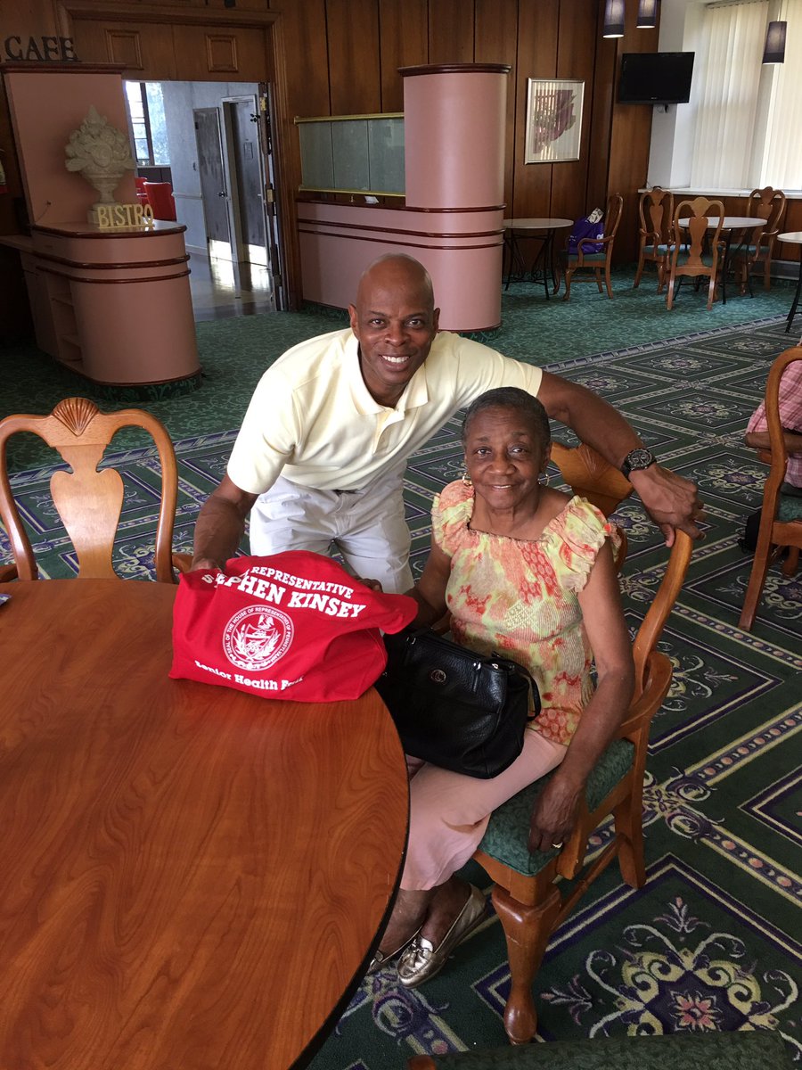 201stDistrict's tweet photo. Visiting seniors at 
#YorkHouse, passing out water to keep them hydrated.
@FreshGrocer 
#GoodFamilySupportServices
#201Cares
#UrbanLeague https://t.co/NxujAM6DQL
