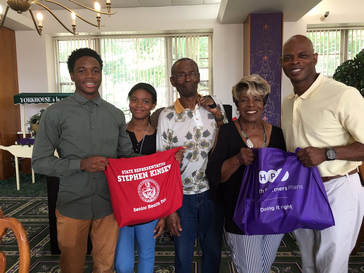 201stDistrict's tweet photo. Visiting seniors at 
#YorkHouse, passing out water to keep them hydrated.
@FreshGrocer 
#GoodFamilySupportServices
#201Cares
#UrbanLeague https://t.co/NxujAM6DQL