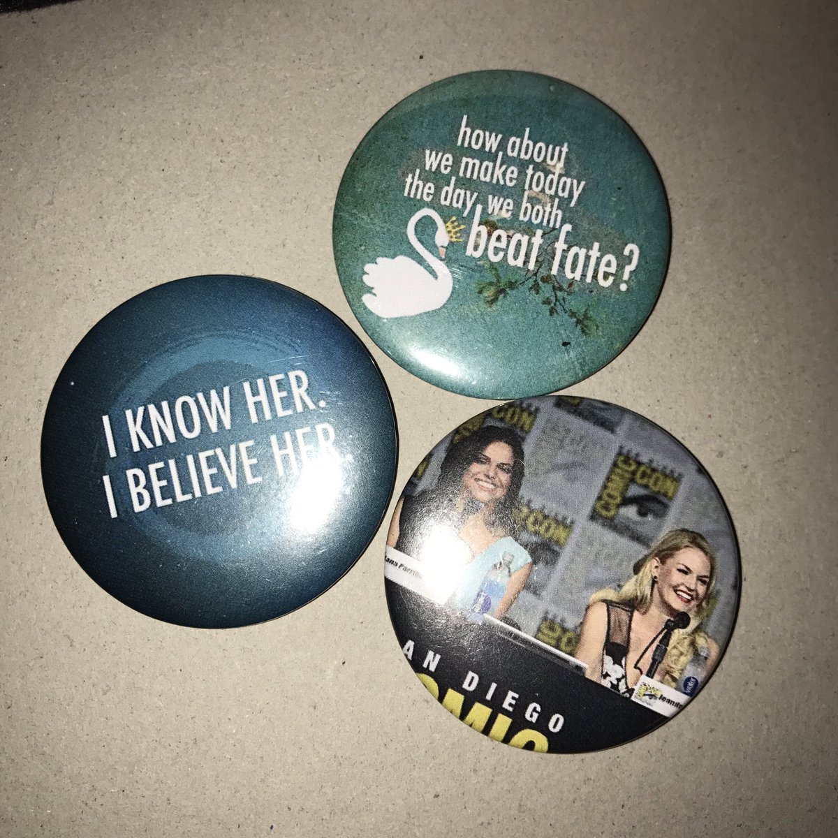 _unicornkisses's tweet photo. OUAT GIVEAWAYS #24

since most won't be at the ouatsf con 

A set of SwanQueen Pins! (2 designed by @spiralofcolors)

RT to win!
5 winners! https://t.co/8BPJcj8MRc