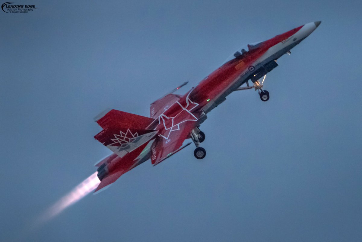 LeadingEdge_A_P's tweet photo. Lighting up the @AbbyAirshow #twilight show! #cf18 #hornet #f18 @CF18Demo @MatthewKutryk @RCAF_ARC @CanadianForces https://t.co/eRNgfAdTuL
