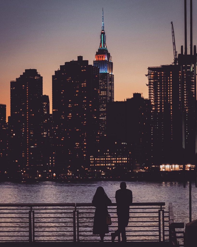 _NYClive_'s tweet photo. Strangers in the dark 🌚 #nyc #empirestatebuilding      https://t.co/36v414uLIH https://t.co/ICXLfLNLl5