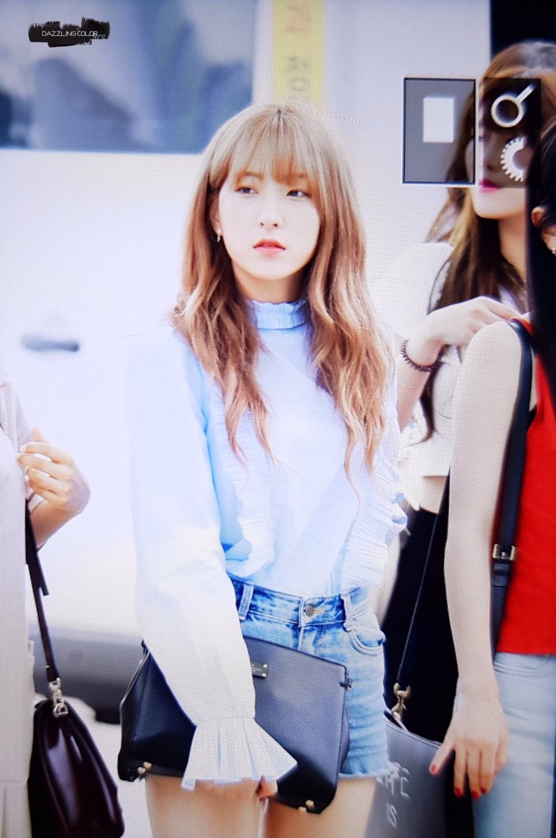 dazzlingcolor's tweet photo. 170818 출국
#은서 #EUNSEO #우주소녀 #WJSN
좋은 추억 많이 만들고 와요💕 https://t.co/khYblBAs7U