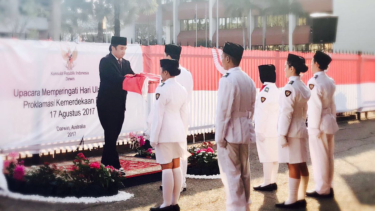 INAinDarwin's tweet photo. Paskibra KRI Darwin from @NT_AIYA @ppia_nterritory @CDU_BusSchool conduct flag raising ceremony @erwin_renaldi https://t.co/sAm2iUACJn