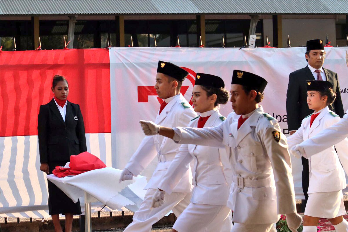 INAinDarwin's tweet photo. Paskibra KRI Darwin from @NT_AIYA @ppia_nterritory @CDU_BusSchool conduct flag raising ceremony @erwin_renaldi https://t.co/sAm2iUACJn