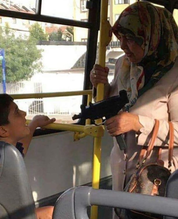 Bence bayanın yerinden kalkmalısın😉😁😁