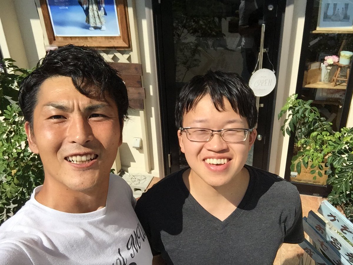 Osermyo's tweet photo. 暑い中教え子が受験写真を撮りに来店してくれました‼︎
お互い引退、卒業してもこういう関係を保ってくれる子達と、野球部に感謝です☆
コーチ冥利に尽きます‼︎
思い出してわざわざ来てくれてありがとう‼︎
応援してるぞぉぉぉオッ‼︎d(^_^o) https://t.co/re2rp08PuV
