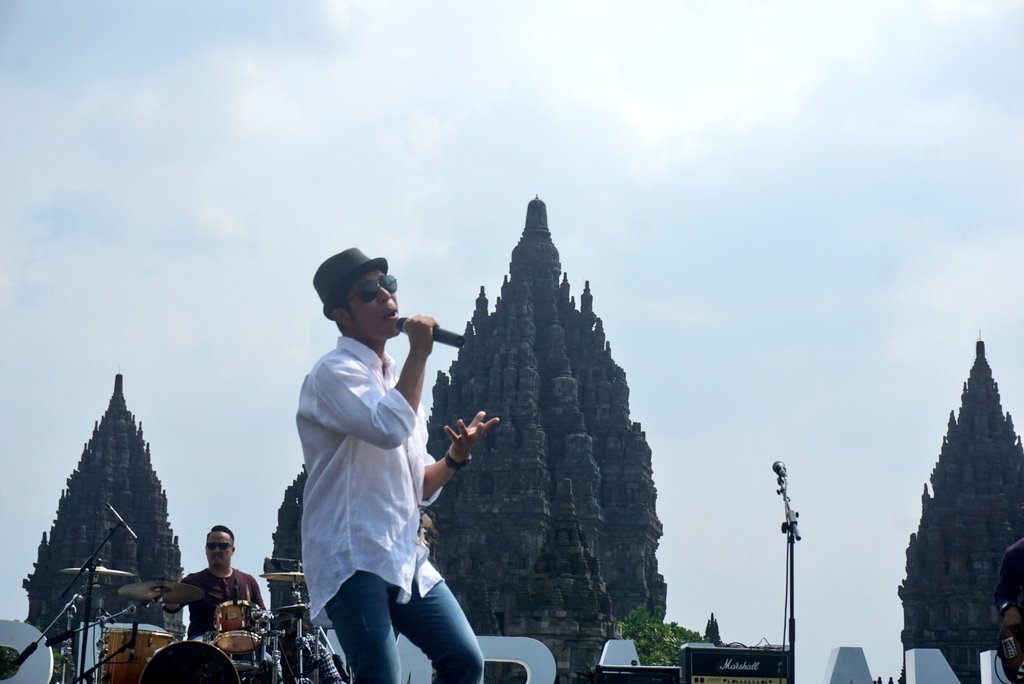 Now on Festival Show #BritAmaStage @shakey_band #IndiHomePrambananJazz2017 ~<a href="/PrambananJazz/">Prambanan Jazz</a>