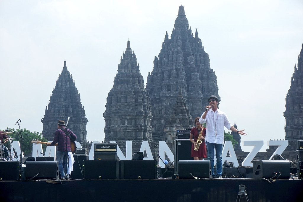 #Now #90sMoments Festival Show #BritamaStage siang ini diawali dengan penampilan @shakey_band #PrambananJazzDay1 | via <a href="/PrambananJazz/">Prambanan Jazz</a>
