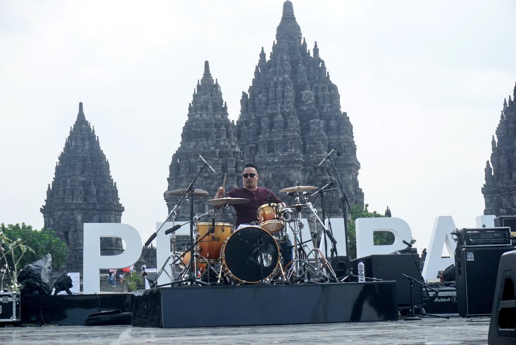 PrambananJazz's tweet photo. Miliki aku .... 🎵

#90sMoments @shakey_band Festival Show #BritAmaStage

#IndiHomePrambananJazz2017 https://t.co/pcPQ0Ymrea