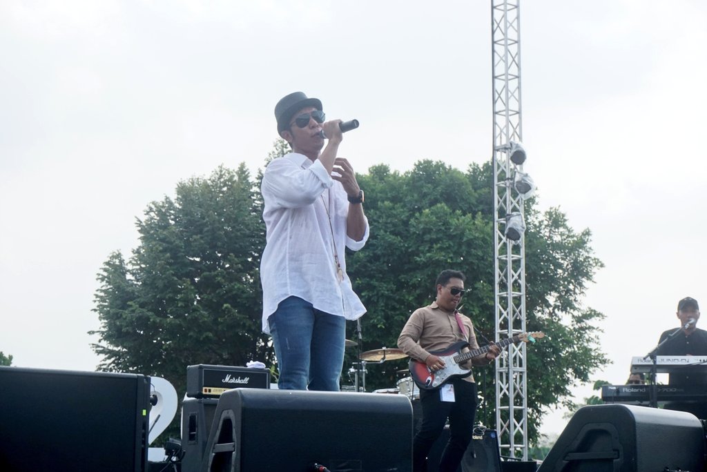 Miliki aku .... 🎵

#90sMoments @shakey_band Festival Show #BritAmaStage

#IndiHomePrambananJazz2017