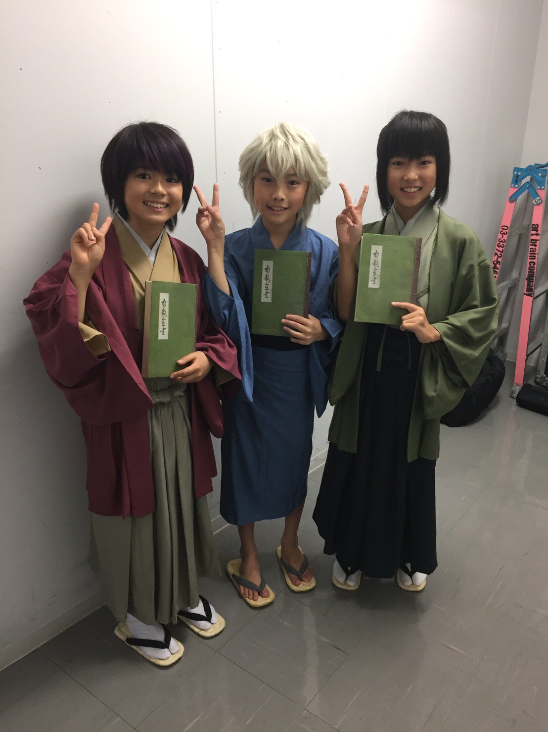 映画 銀魂2 公式 Twitterissa 映画銀魂 大ヒット記念 夏休みスペシャル舞台挨拶開催 銀時の幼少期役田中悠太君 桂の幼少期役萩原壮志君 高杉の幼少期役の大西統眞君が劇中衣装で登壇 後ほどレポートをアップします ひとまず舞台裏の3人