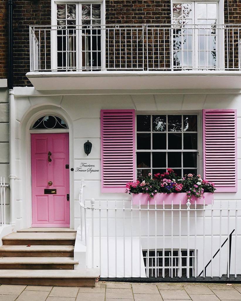 poppy_loves's tweet photo. Pink shutters ✅ Pink door ✅ Stoop to drink tea on ✅ Window box with pretty flowers ✅ #instabingo https://t.co/aTLVfoUcMx https://t.co/ywbOoTVOlS