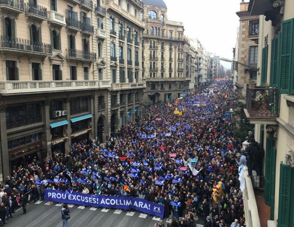 GilbertCollard's tweet photo. Il y a quelques mois, 100 000 Catalans manifestaient en faveur de l'#immigration : l'humanitarisme homicide ! https://t.co/WdLrNKoTt4
