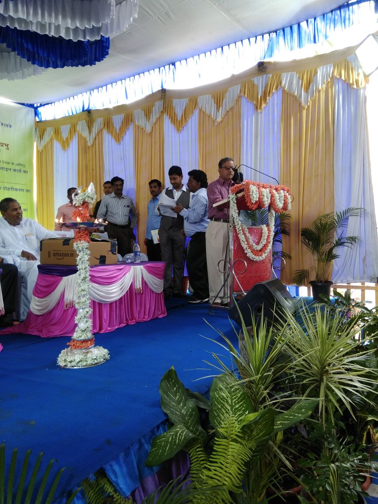 SWRRLY's tweet photo. Addressing by by Shri B.B.Singh,AGM/SWR briefly on project at Bhanapur
@sureshpprabhu @RailMinIndia @GMSWR @bjpdpkpl #Karnataka #missionrail https://t.co/Xu2TqYwzA3
