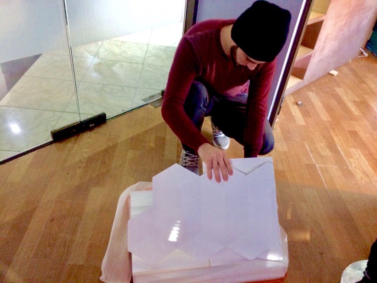 nmcenterreno's tweet photo. Canfa Diseño. Javier García revisando el revestimiento de Muros #Arstyl Wall Panels modelo Stone para sus proyectos @DECOblogueras https://t.co/m2ZQ0Q3PCP