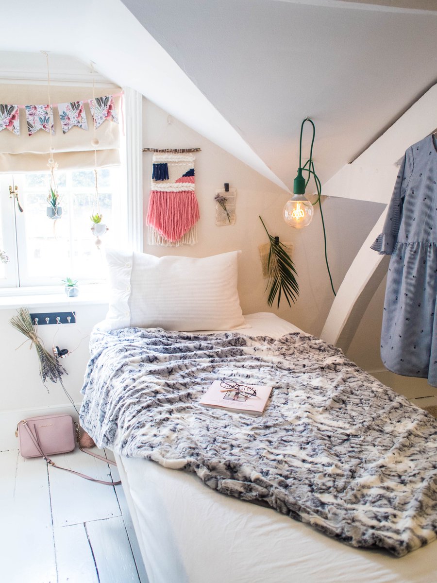 DontCrampMyBlog's tweet photo. Romantic pink bedroom for renters and students with @CommandBrand https://t.co/XY8Uf4lHPW #commandbrand #IBA17 #interiors https://t.co/t7FtVVF9xA