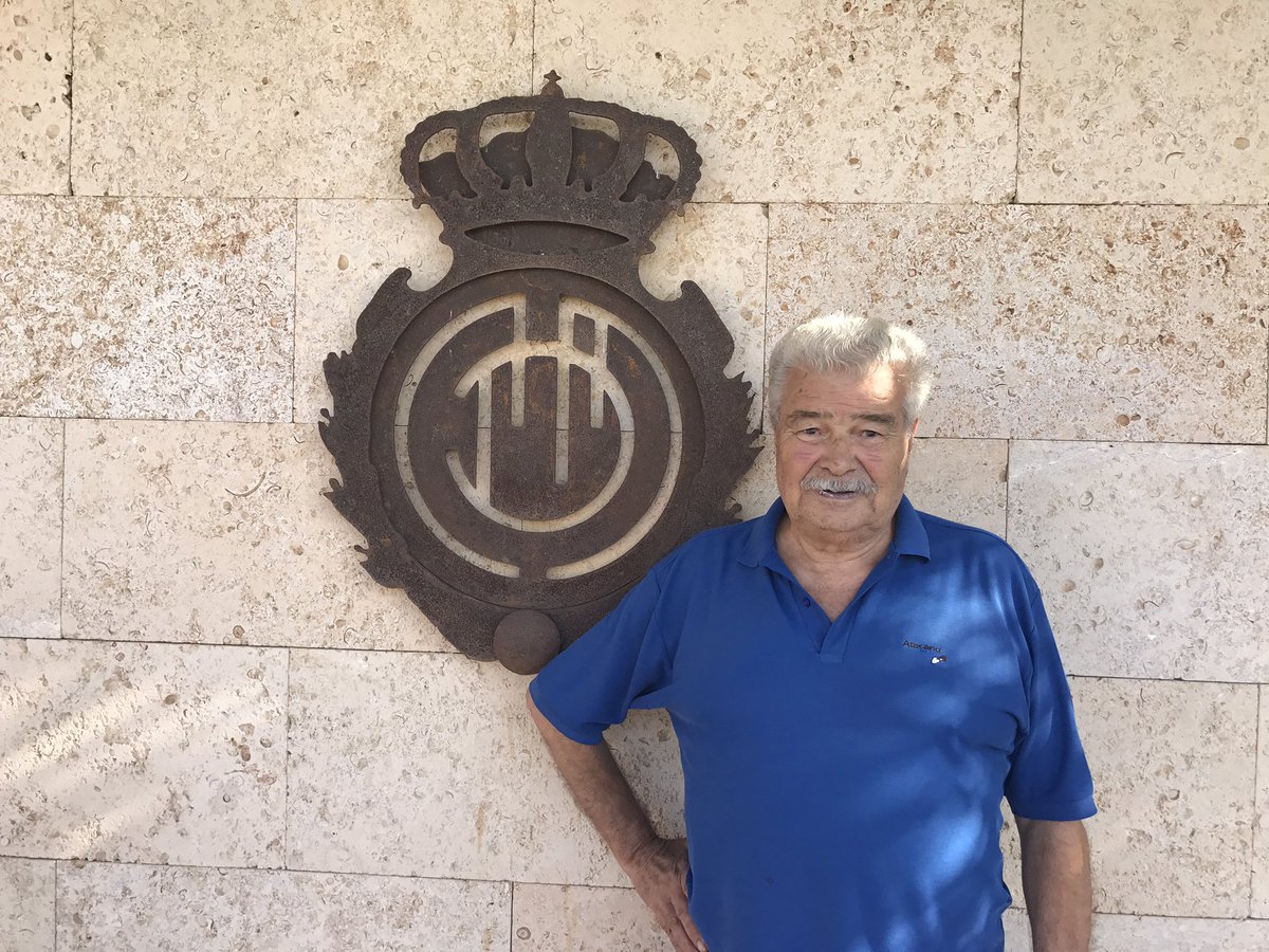 RCD_Mallorca's tweet photo. Avui hem tengut una visita especial. Jaume Pedrós,massatgista durant més de 30 anys,ha passat per Son Bibiloni.Ell també vol remar! 🚣🏼‍♀️🔴⚫️ https://t.co/sctmDZvPS8