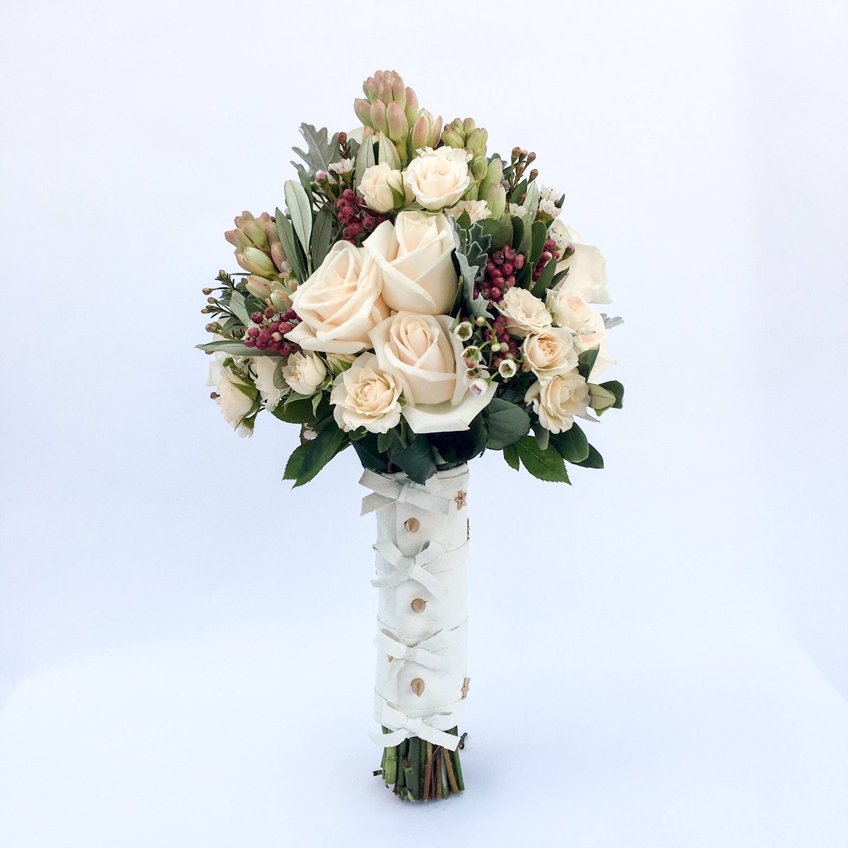 #joyas para #novias diferentes en #gracebridalindustries con #flores naturales y #perlas #pearls #tachas #spike ....