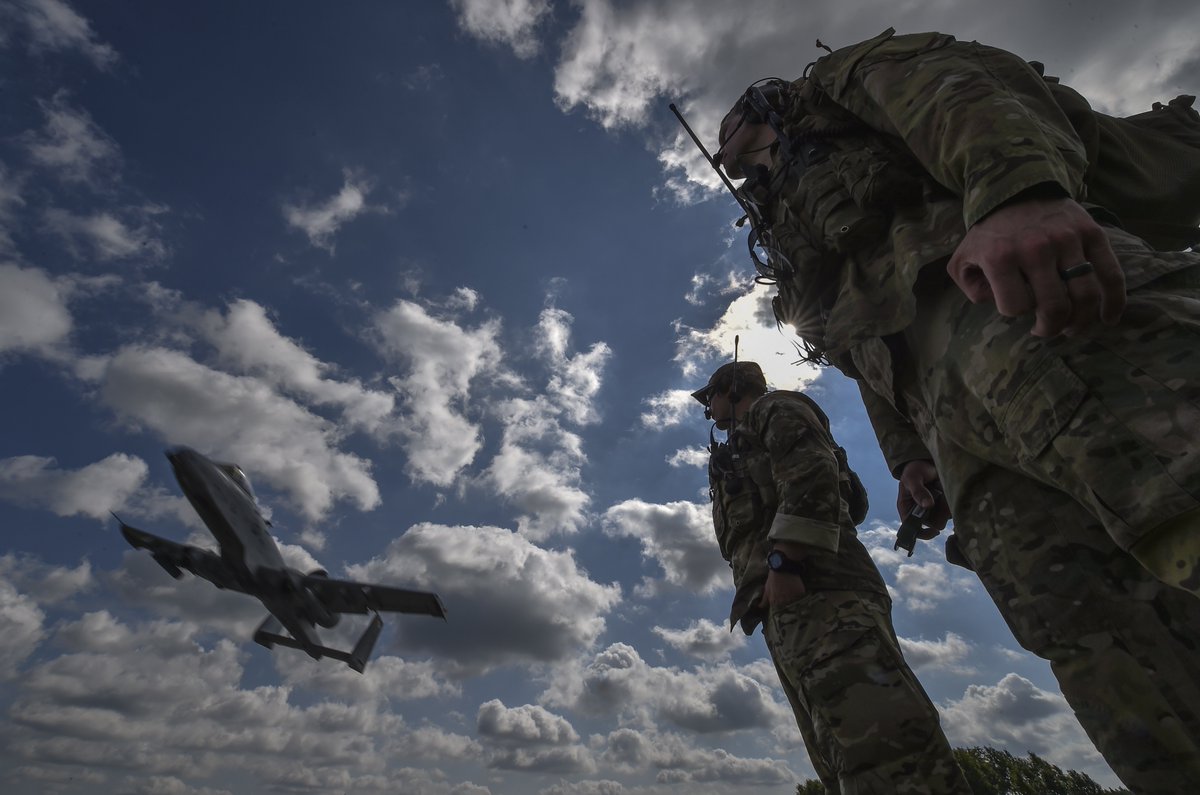DeptofWar's tweet image. Look high! Two @USAirForce #airmen watch an #A10 #ThunderboltII take off from Jägala-Käravete Highway in #Estonia. #AtlanticResolve 🛫