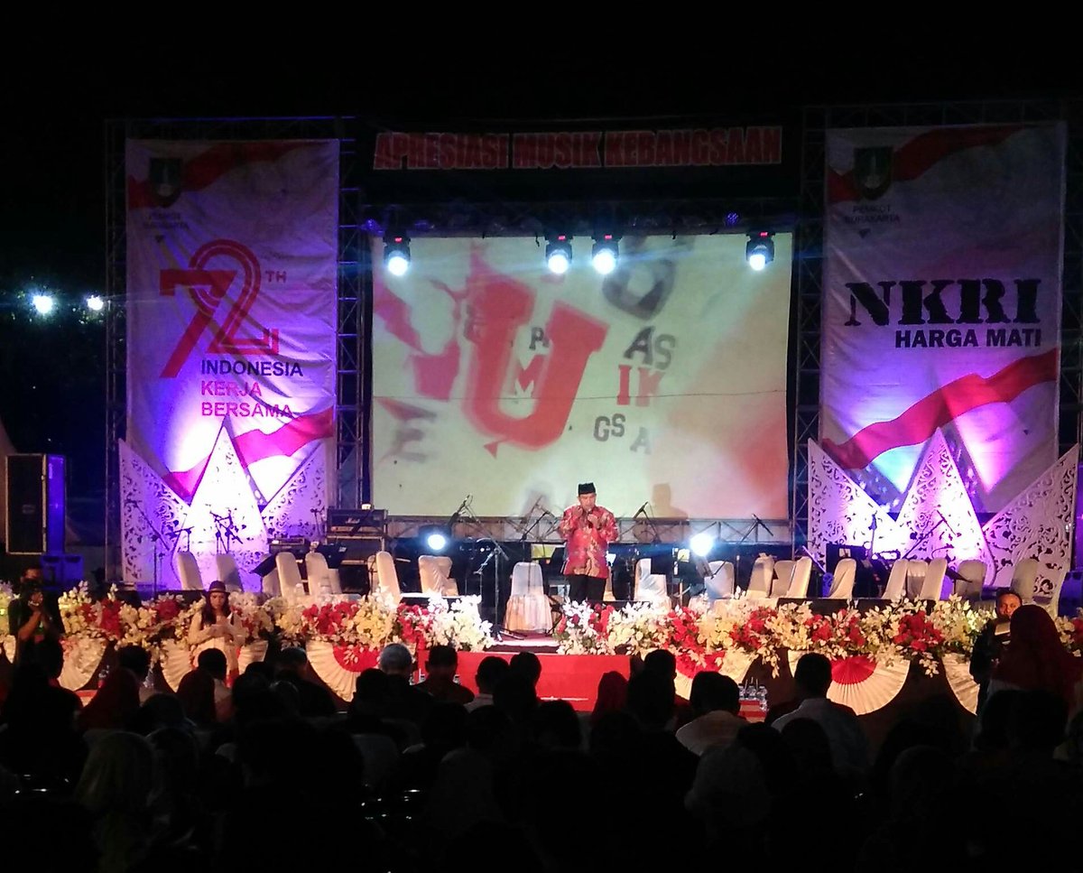 Setelah menyanyikan lagu Indonesia Raya, dilanjutkan dengan pembacaan doa