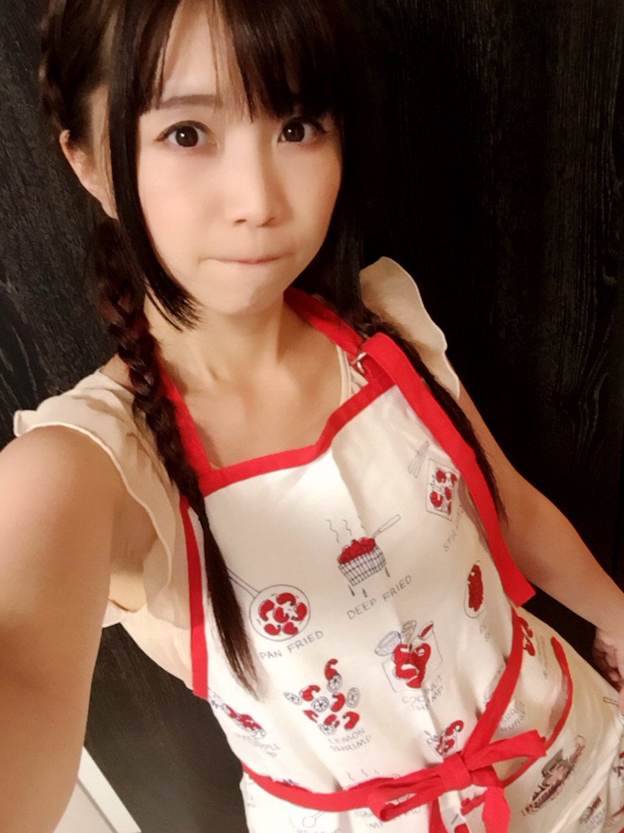 野水伊織 8月29日まろに生配信 9月11日まろに配信ライブ Twitterren そしてグッズがいっぱいある中 一際可愛いえびエプロンをマネージャーさんがプレゼントして下さいました 可愛い えびがわさわさーっと調理されてるのたまらない はぁぁ 大事に使います