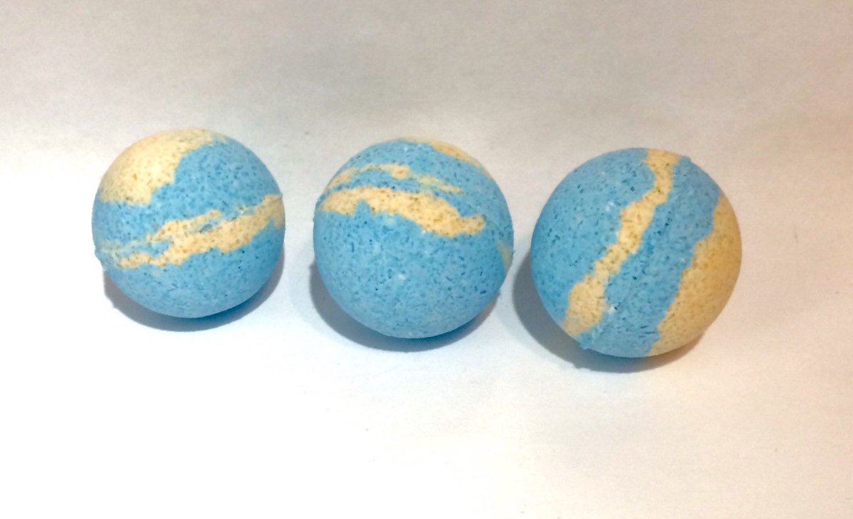 GoodKittyNats's tweet photo. Blueberry Pie Bath Bomb - 2.5 - 2.8 oz per fizzling bathbombs https://t.co/7bKnz1D5Gf #Bathbomb #FizzyBathBombs https://t.co/Xce75luVWl