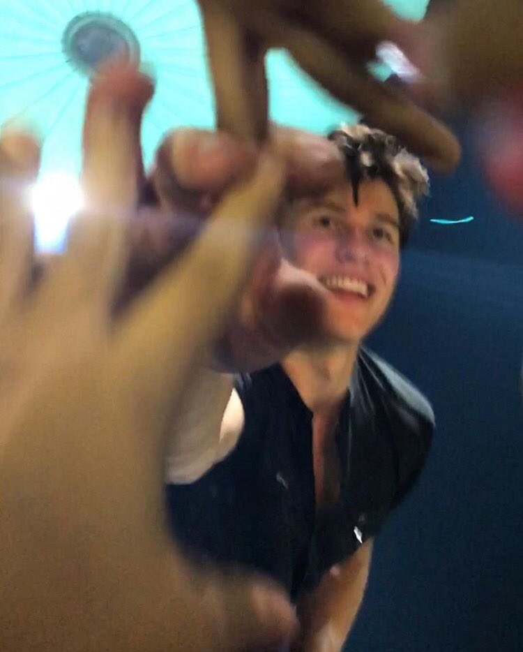 SourceMendesBE's tweet photo. 📸 : Shawn performing in Newark, New Jersey (august 17) {2} #IlluminateTourNewark https://t.co/x2yiPjrYrb