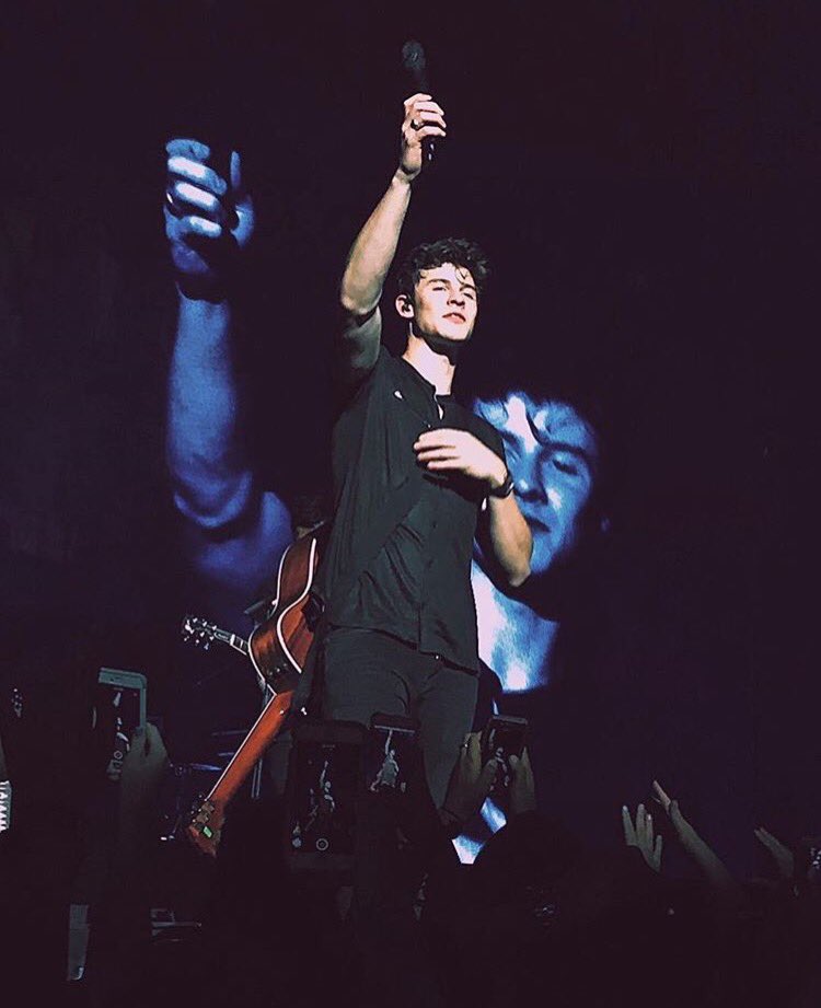 SourceMendesBE's tweet photo. 📸 : Shawn performing in Newark, New Jersey (august 17) {3} #IlluminateTourNewark https://t.co/g03v1pHyQT