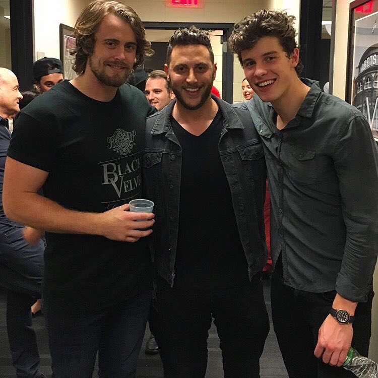 SourceMendesBE's tweet photo. 📸 : Shawn backstage last night in Newark {2} https://t.co/AtVwNFxg6B