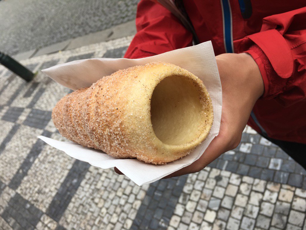 Yukiko Ohara Twitter પર チェコでも1つ 人気のお菓子を トルデルニーク 棒に生地を巻きつけて焼いたもの 街のあちこちで売っています 焼きたてあつあつを一口 パン パンだよね でかすぎるよね アイスクリームやチョコ入りのも 皆 食べ Yukiko Ohara Twitter પર チェコでも1つ 人気のお菓子を トルデルニーク 棒に生地を巻きつけて焼いたもの 街のあちこちで売っています 焼きたてあつあつを一口 パン パンだよね でかすぎるよね アイスクリームやチョコ入りのも 皆 食べ