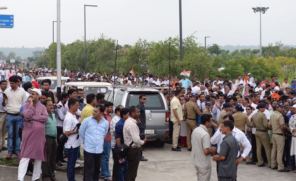 Rahul Gandhiji arrives in Uttarakhand for an event. Greeted at the airport by <a href="/harishrawatcmuk/">Harish Rawat</a> and other party leaders.