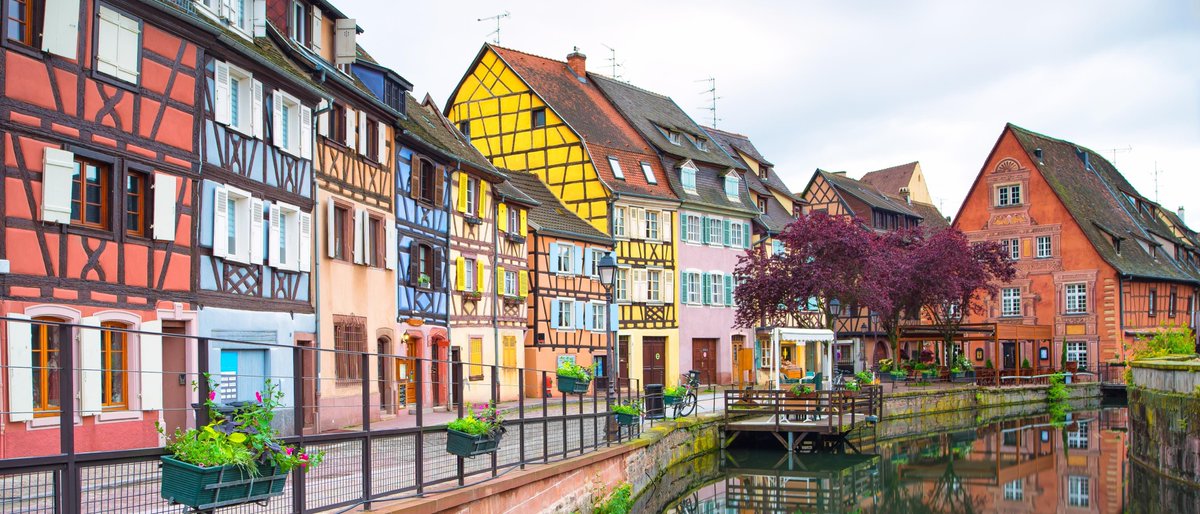 Geçmişten geliyor gibi görünen bu küçük kasaba, Fransa‘nın Alsace bölgesinde. Alsace şarap yolu üzerinde bulunuyor. #colmar #fransa #france