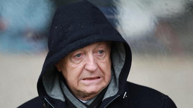 LEmpereur_Off's tweet photo. J'aime mon style. La capuche, le visage cerné, les dents pourries. Ça fait bien badass.

Wait, c'est pas moi ça ?! https://t.co/GqsHbFArpA