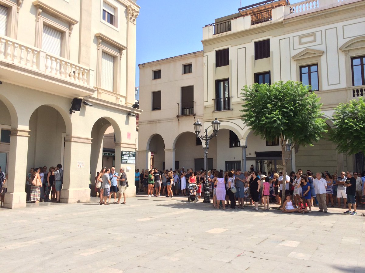 vilassarradio's tweet photo. La plaça de l'Ajuntament plena minuts abans de començar la concentració per condemnar els fets d'ahir. #totssomBarcelona https://t.co/Xq5Ayza1xk
