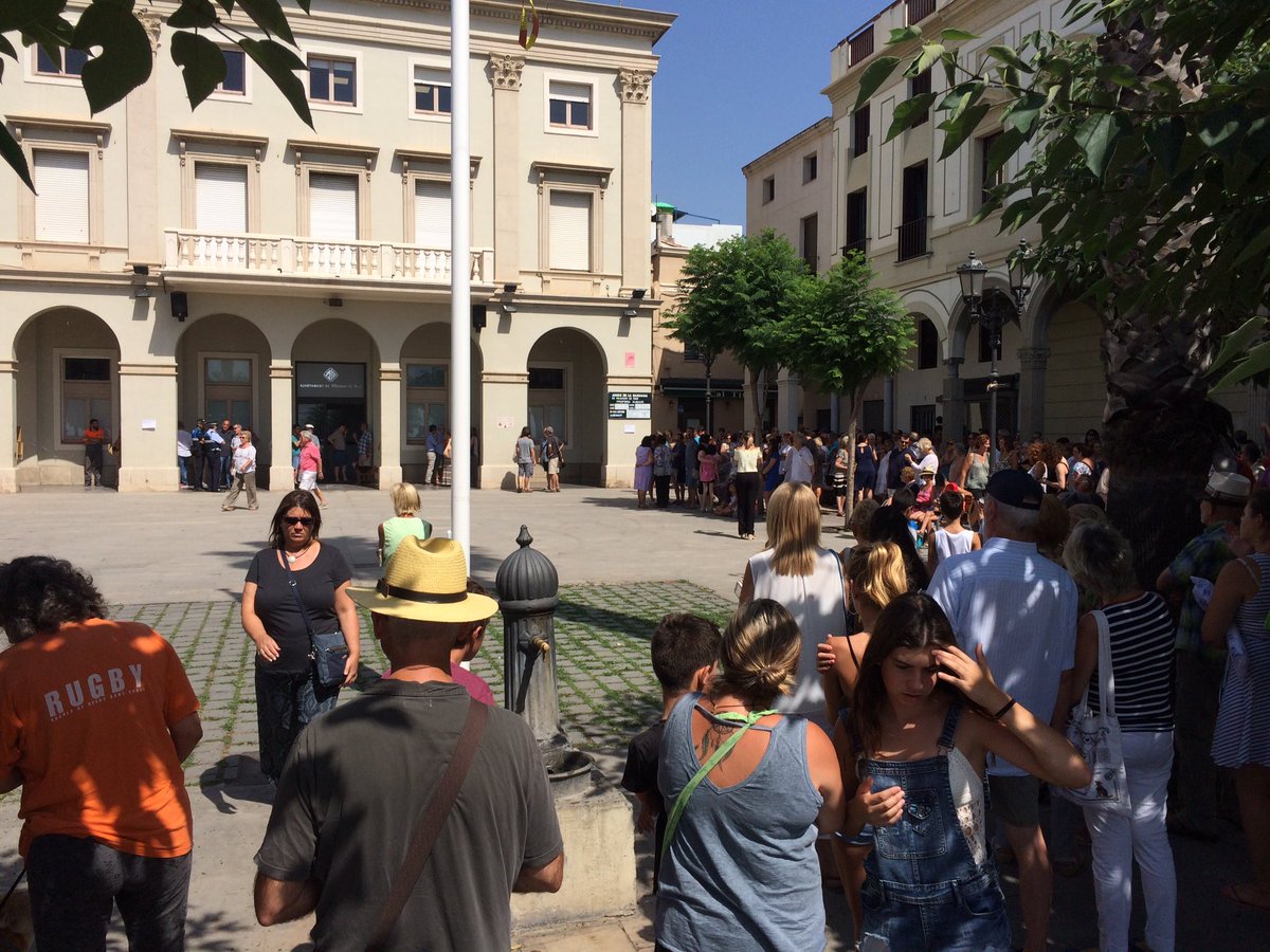 vilassarradio's tweet photo. La plaça de l'Ajuntament plena minuts abans de començar la concentració per condemnar els fets d'ahir. #totssomBarcelona https://t.co/Xq5Ayza1xk