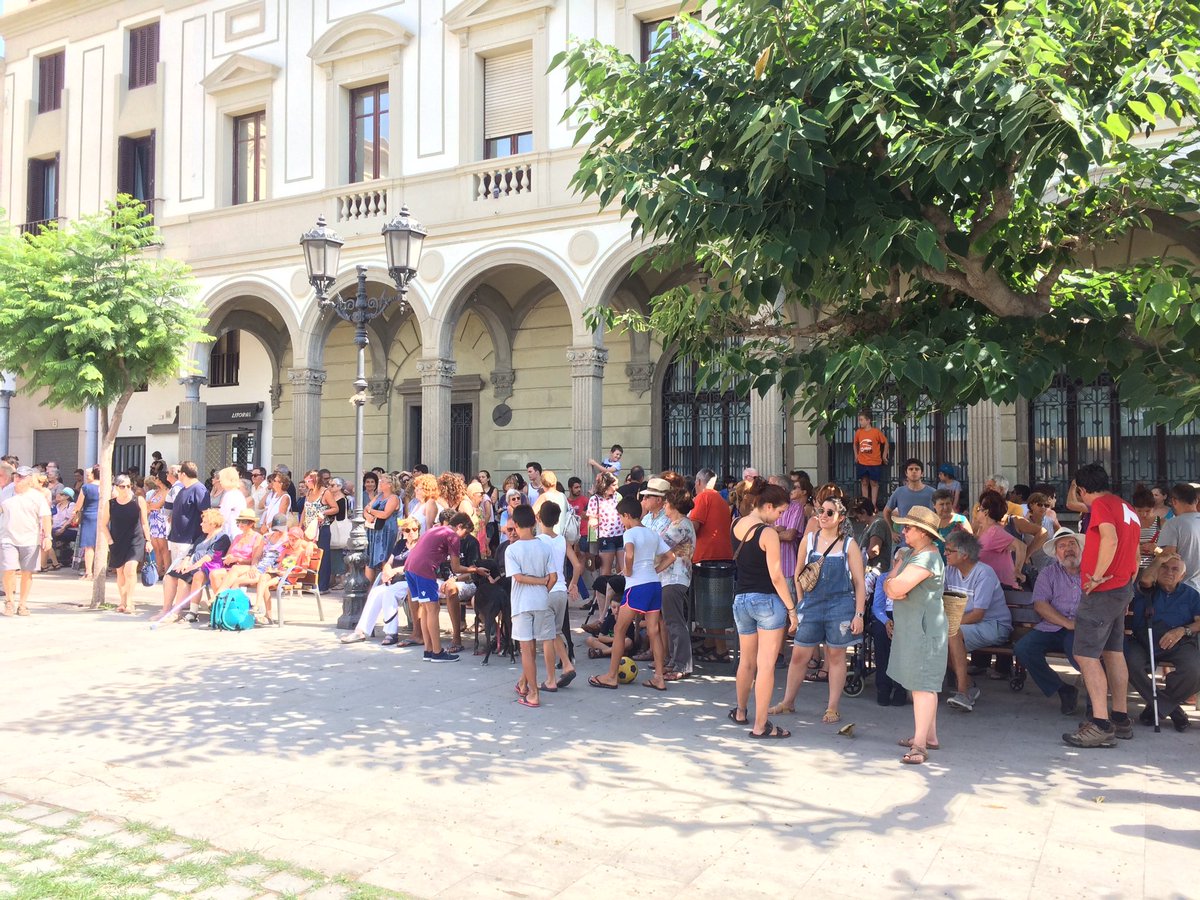 vilassarradio's tweet photo. La plaça de l'Ajuntament plena minuts abans de començar la concentració per condemnar els fets d'ahir. #totssomBarcelona https://t.co/Xq5Ayza1xk