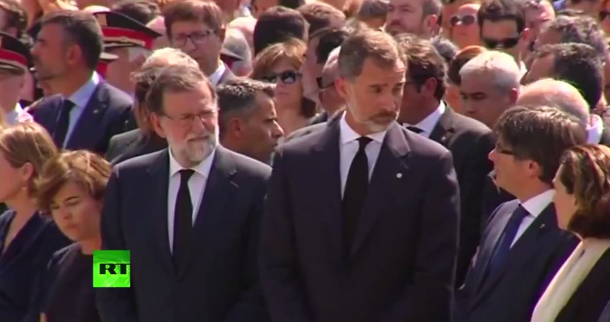 RT_com's tweet photo. LIVE: #Barcelona holds minute of silence for victims of #LasRamblasAttack https://t.co/GWVG0HhHTY https://t.co/SPBbVye6JG
