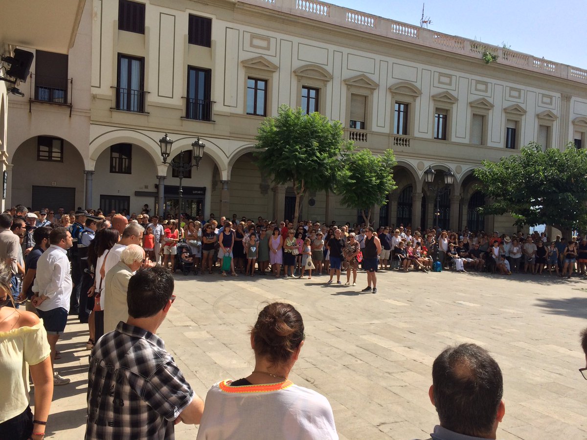 vilassarradio's tweet photo. Ara mateix, 5 minuts de silenci a la Plaça de l'Ajuntament https://t.co/2rTX6UARgg