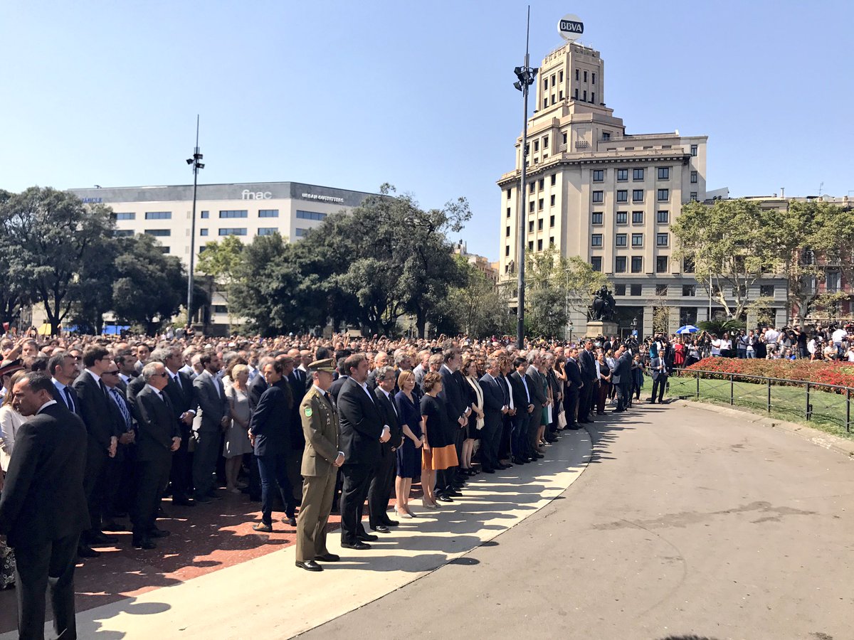 ForcadellCarme's tweet photo. Un minut de silenci de repulsa als atemptats, de solidaritat amb les víctimes i de voluntat a continuar endavant i viure lliures de por. https://t.co/9o5gzeDcPE