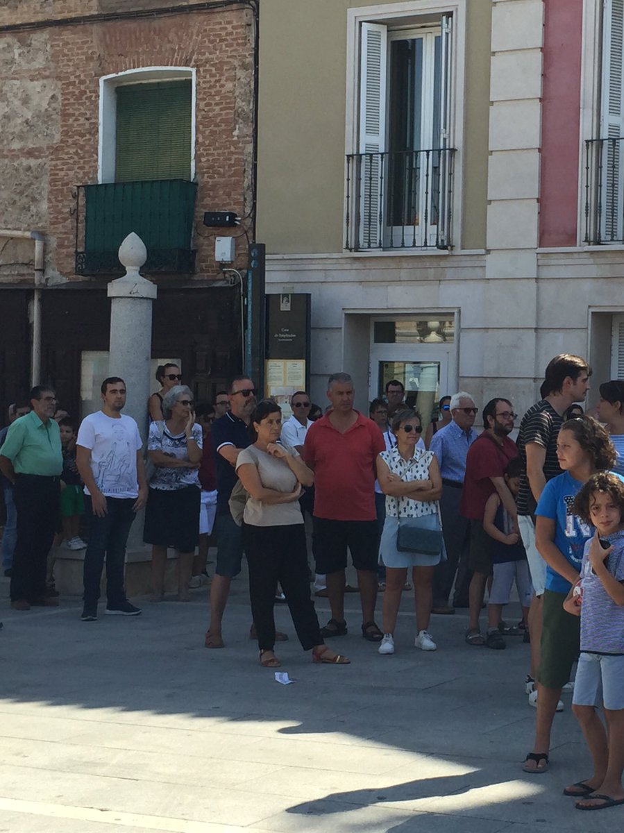 Estrellas_Siete's tweet photo. #Aranjuez guarda silencio por las víctimas de #Barcelona #http://FuerzaBarcelonapic.twitter.com/AK674K13nV

#Aranj… https://t.co/jiXNLWgCnP
