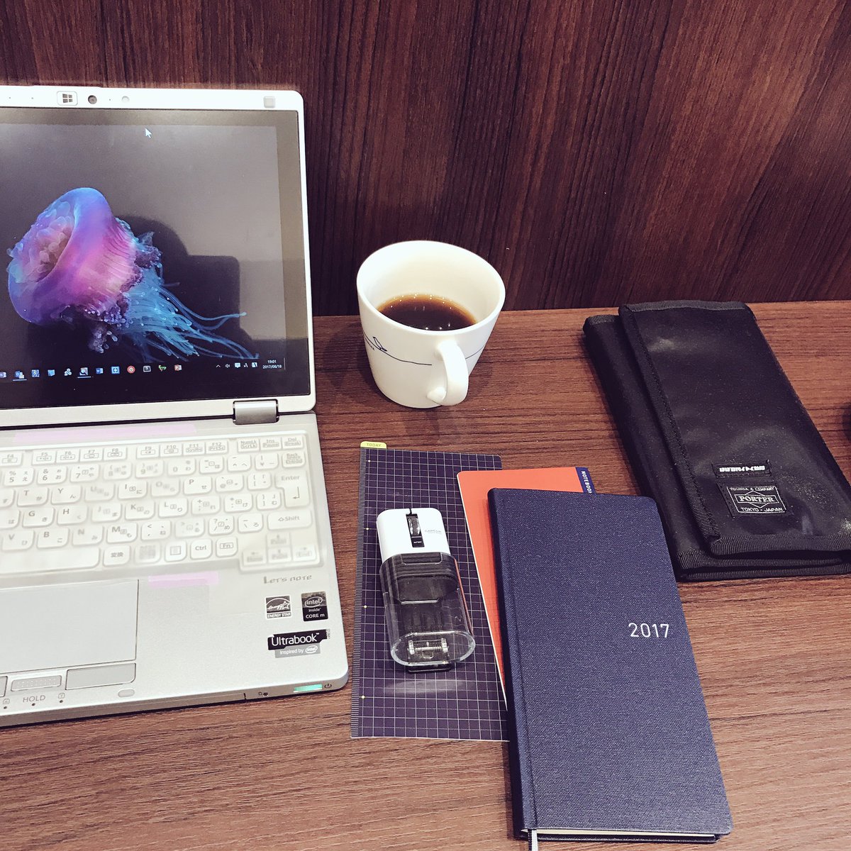 Ai Tashiro 最小限の仕事環境 モバイルpcと ほぼ日手帳weeks 手帳カバーは13年から愛用の Porter 壁紙はクラゲ クラゲ好き Jellyfish Minimum Workplace Techo Notebook Hobonichi ほぼ日手帳 T Co Fkxvgcnfy1