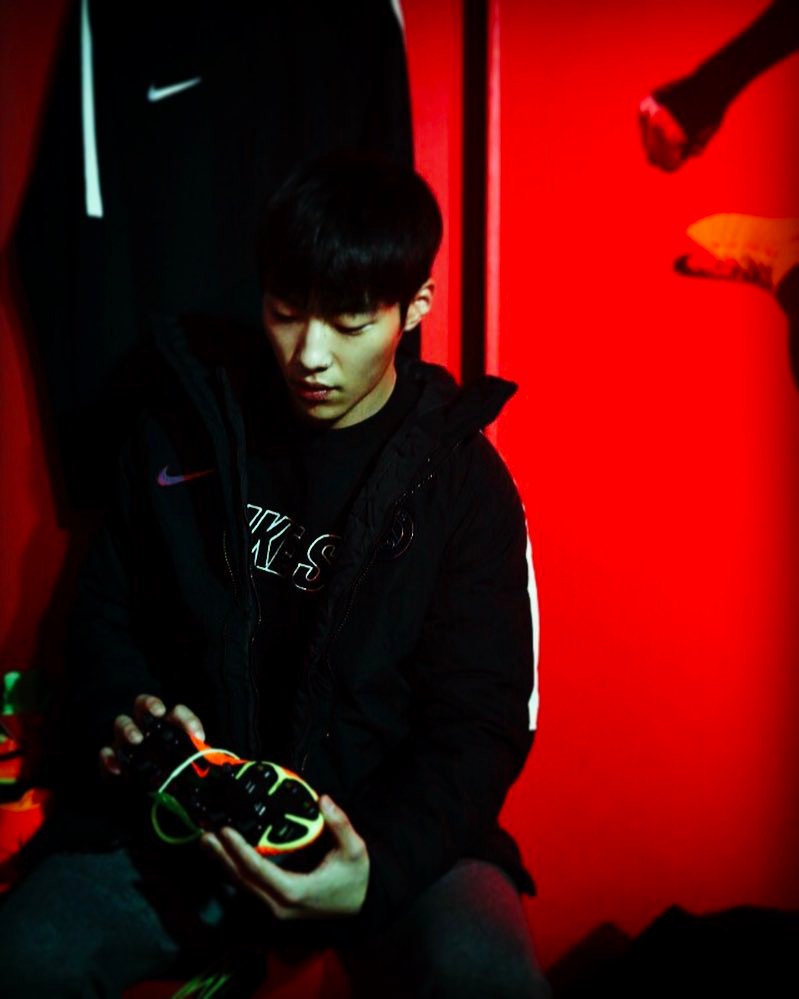 PAGE712_wdh's tweet photo. (trans) 170203 — woo dohwan instagram: #NIKEFootball #HyperVenom3 👍
⚽️⚽️⚽️💕
https://t.co/bhinTyI99U
#우도환 #woodohwan https://t.co/O4caeBNQmQ