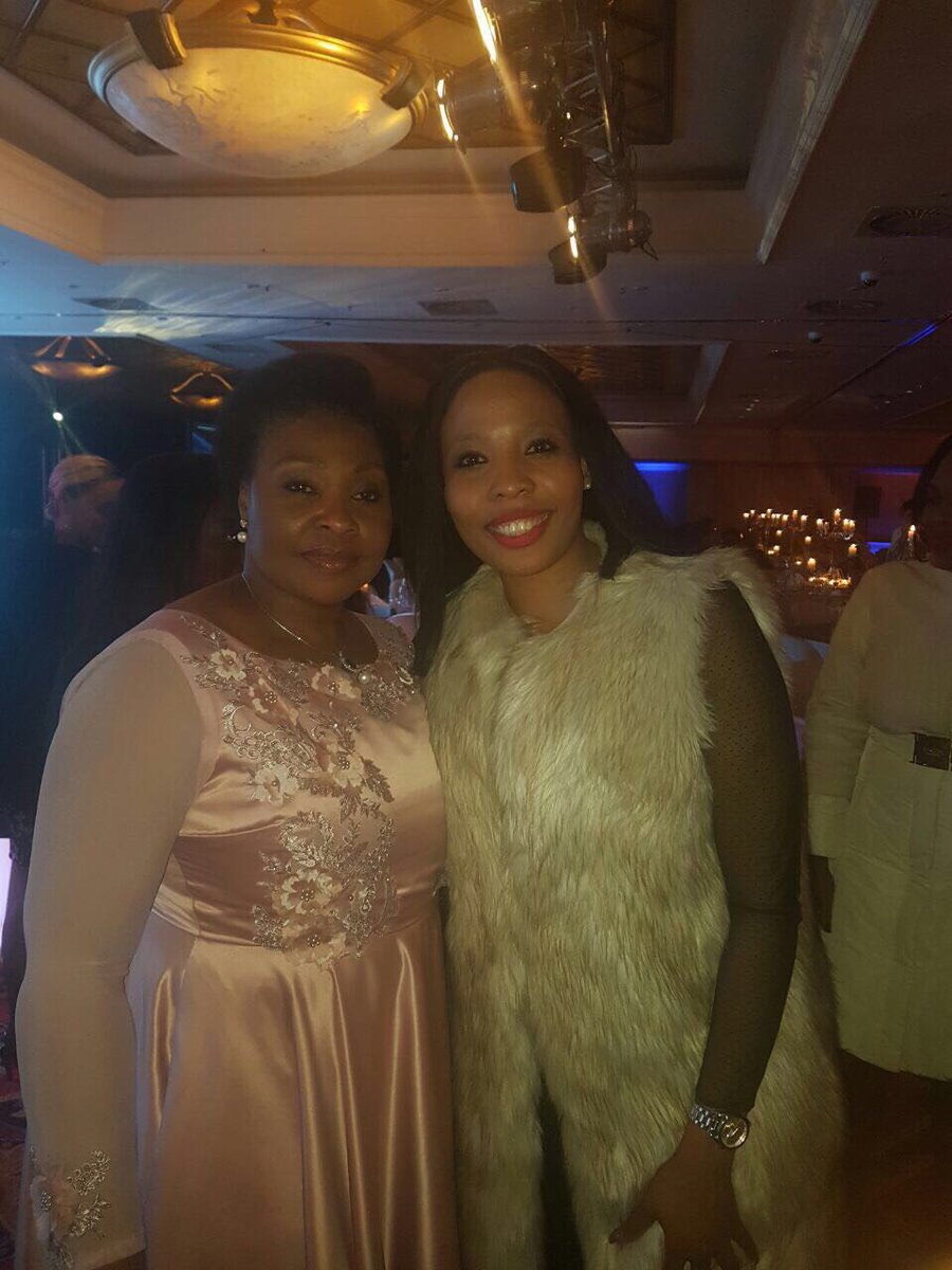 Simply_Tech_SA's tweet photo. Such grace @YvonneChakaX2 Thank you for being an inspiration, an Icon for South Africans.
#SBTopWomen
#simplytechsolutions https://t.co/0PxifRMxGD